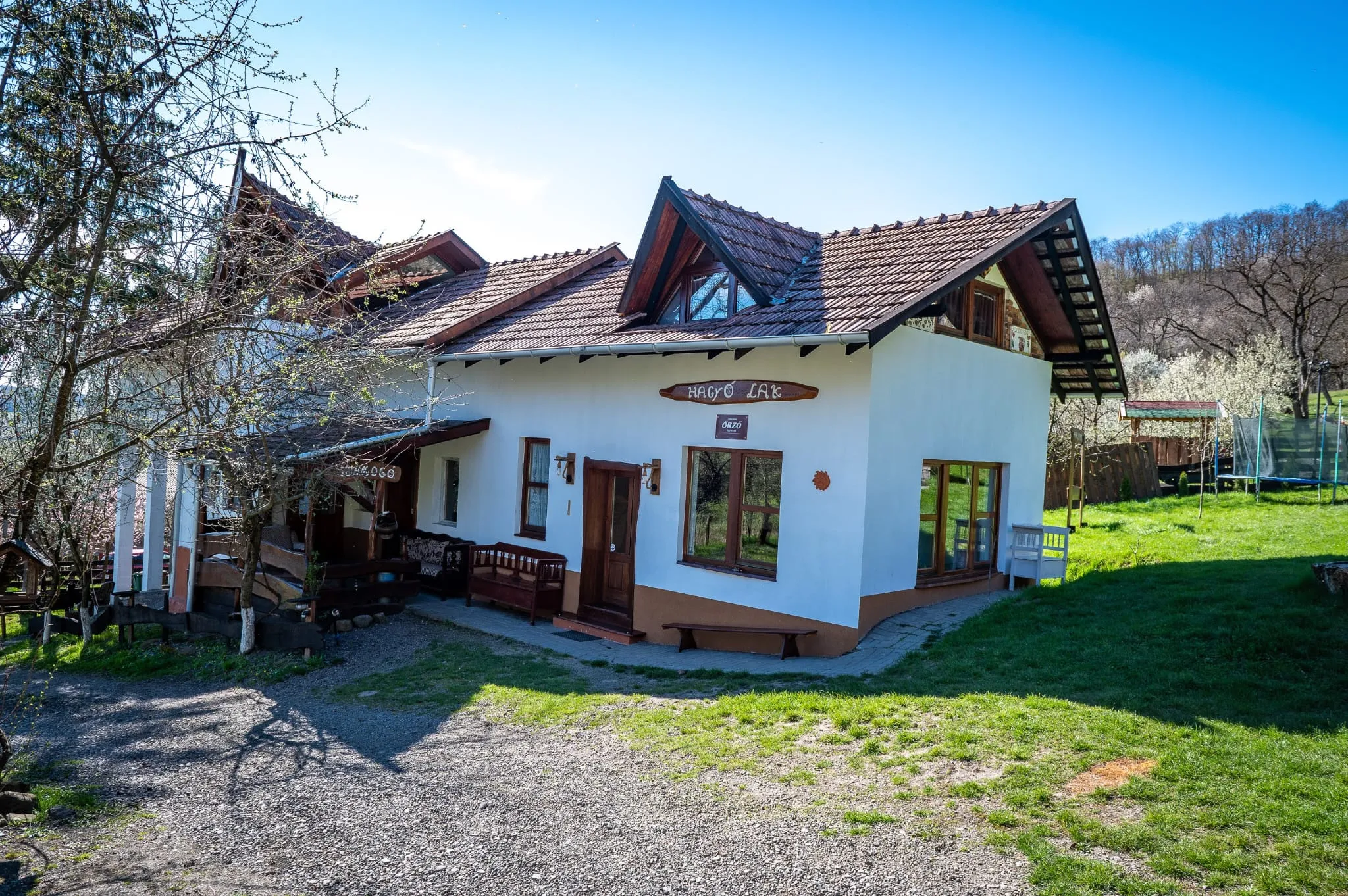 The Hagyó Lak cabin and garden seen from the entrance